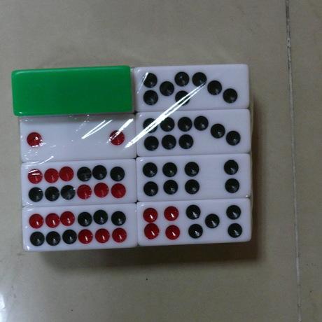 Ông Lê Khánh Hải (giữa, hàng trái) bắt tay động viên các tuyển thủ nữ QG.